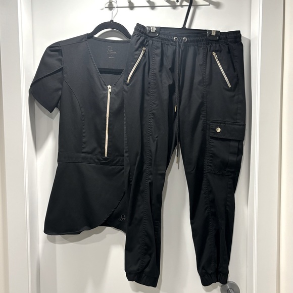 Jaanuu scrub set - top and joggers, small, black and gold - Picture 1 of 3